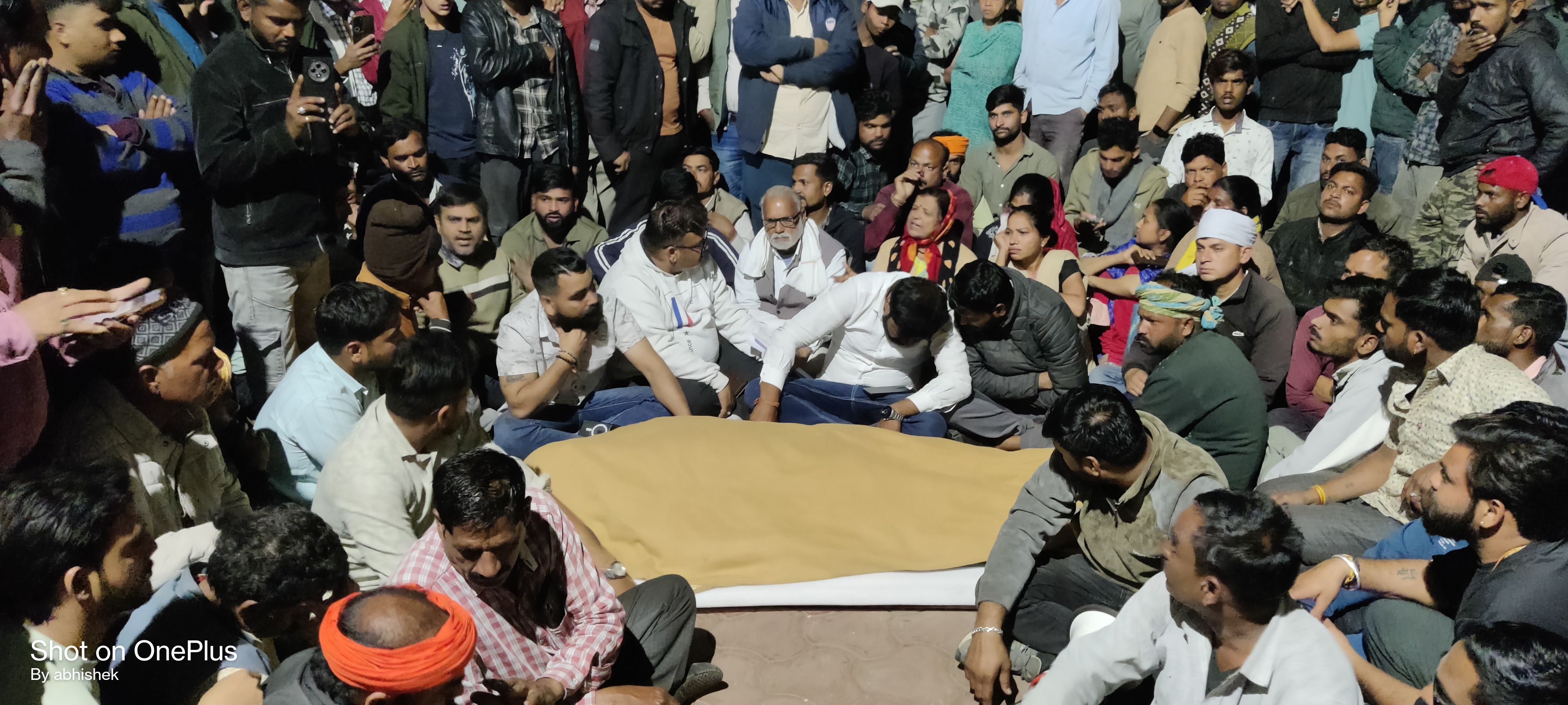 बरगी थाने का शव रखकर घेराव,प्रदर्शन posted by Abhishek Jain from Bargi