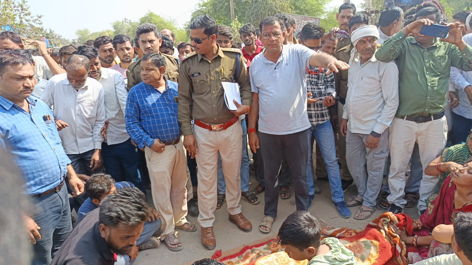 विवाद के बाद फंदे पर झूलने से अंडा दमोह: शराब दुकान के कर्मचारियों की मारपीट से आह संचालक की मौत,शराब दुकान की कर्मचारियों पर मारपीट का आरोप