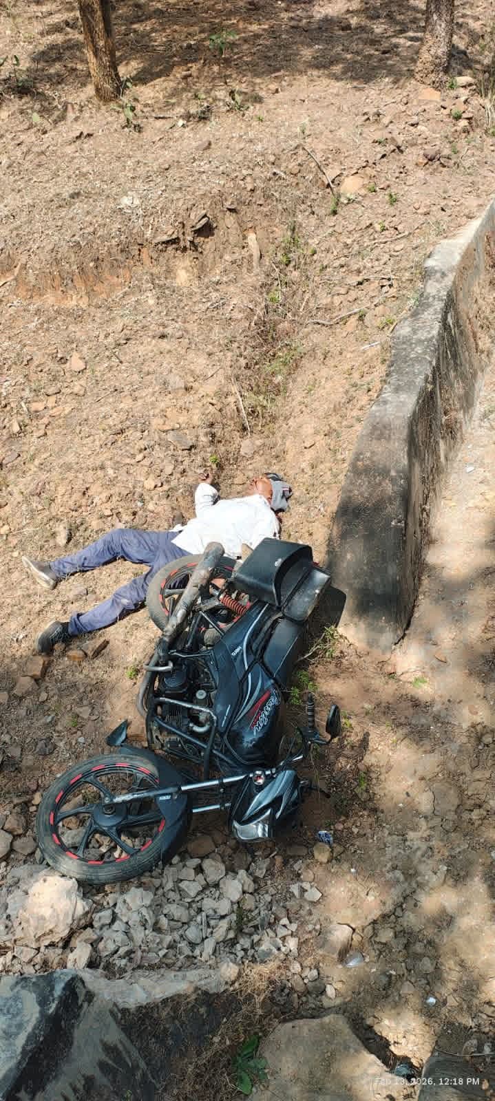 दर्दनाक सड़क हादसा: पुल से गिरी बाइक, 45 वर्षीय व्यक्ति की मौके पर मौत