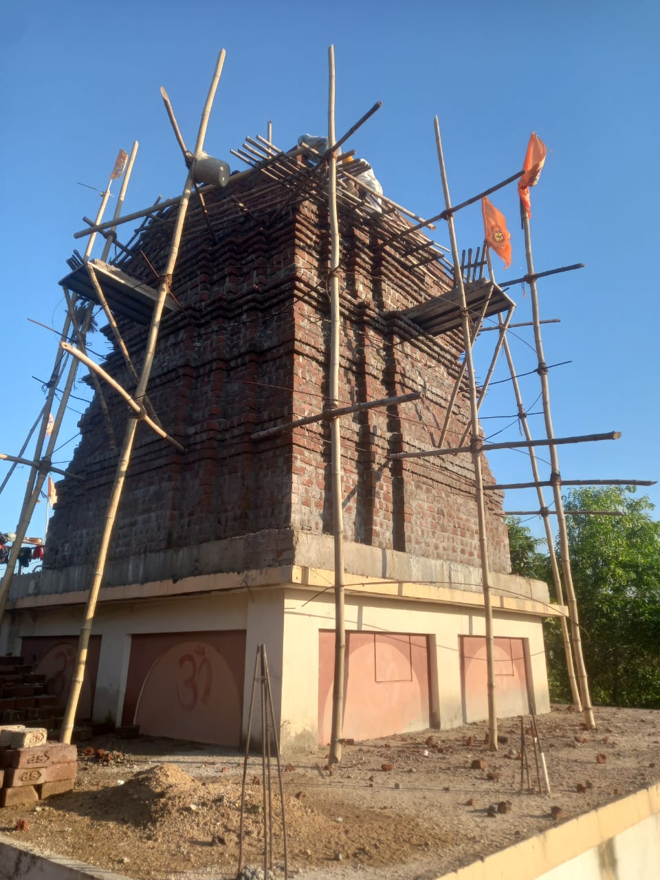 *पथरीली काली चट्टानों पर, पर्यावरण प्रेमी संस्था ने,25वर्षों से अनवरत संघर्ष कर ,चट्टान में ,हजारों पौधो का रोपण , कर दिखाया अद्भुत कार्य*