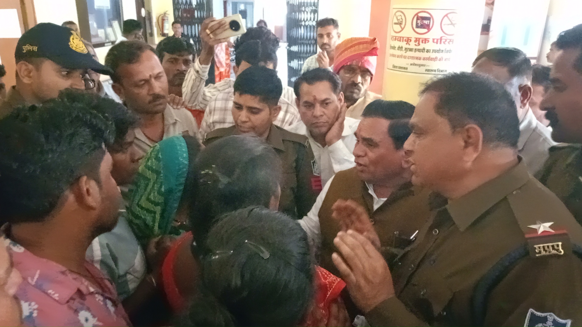 शिवरात्रि पर्व की व्यवस्था को ध्यान में रखते हुए प्रशासन ने मिर्ची व्यापारियों की दुकाने हटाई 
