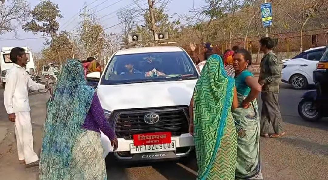 शिवरात्रि पर्व की व्यवस्था को ध्यान में रखते हुए प्रशासन ने मिर्ची व्यापारियों की दुकाने हटाई 