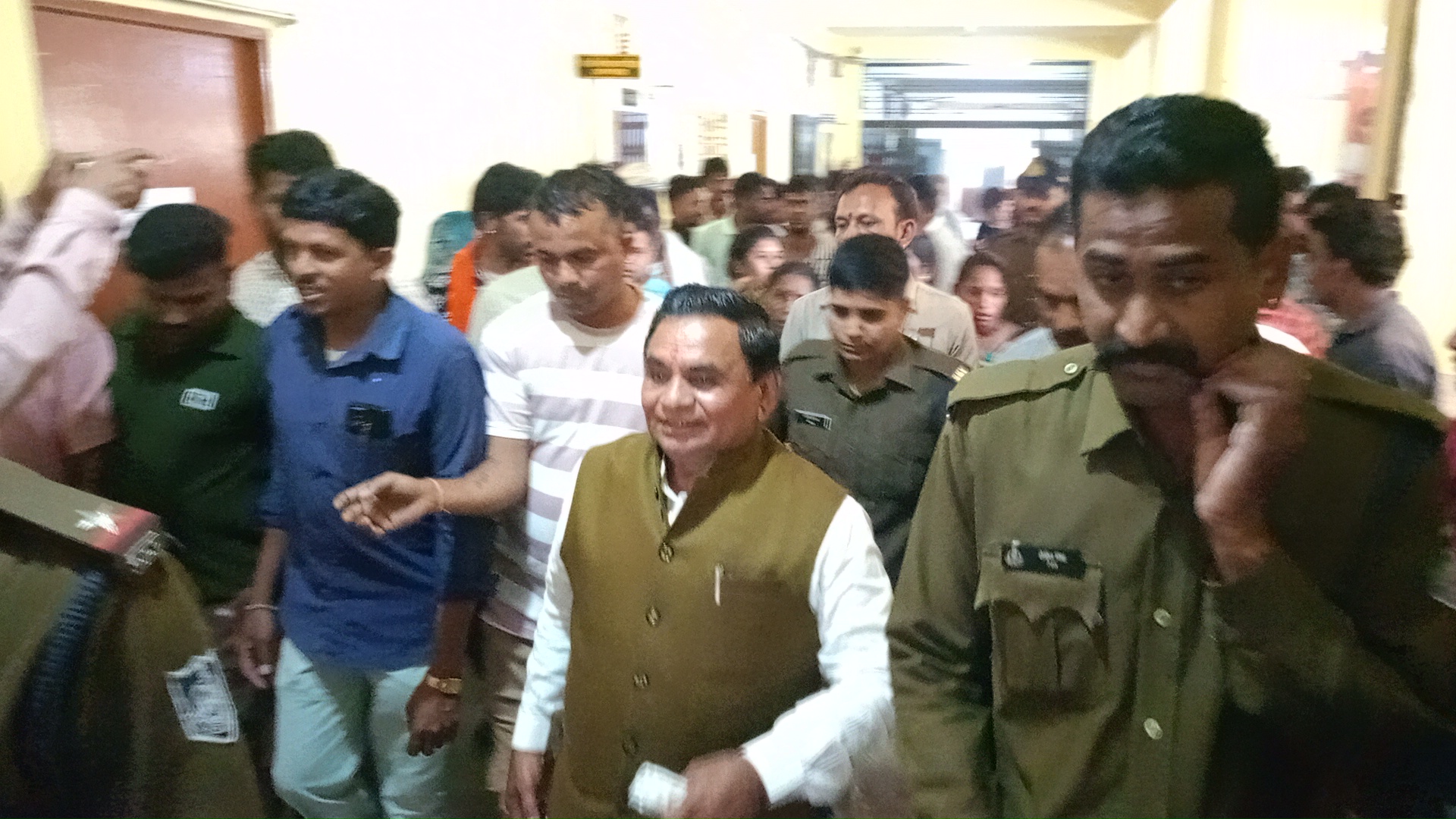 शिवरात्रि पर्व की व्यवस्था को ध्यान में रखते हुए प्रशासन ने मिर्ची व्यापारियों की दुकाने हटाई 