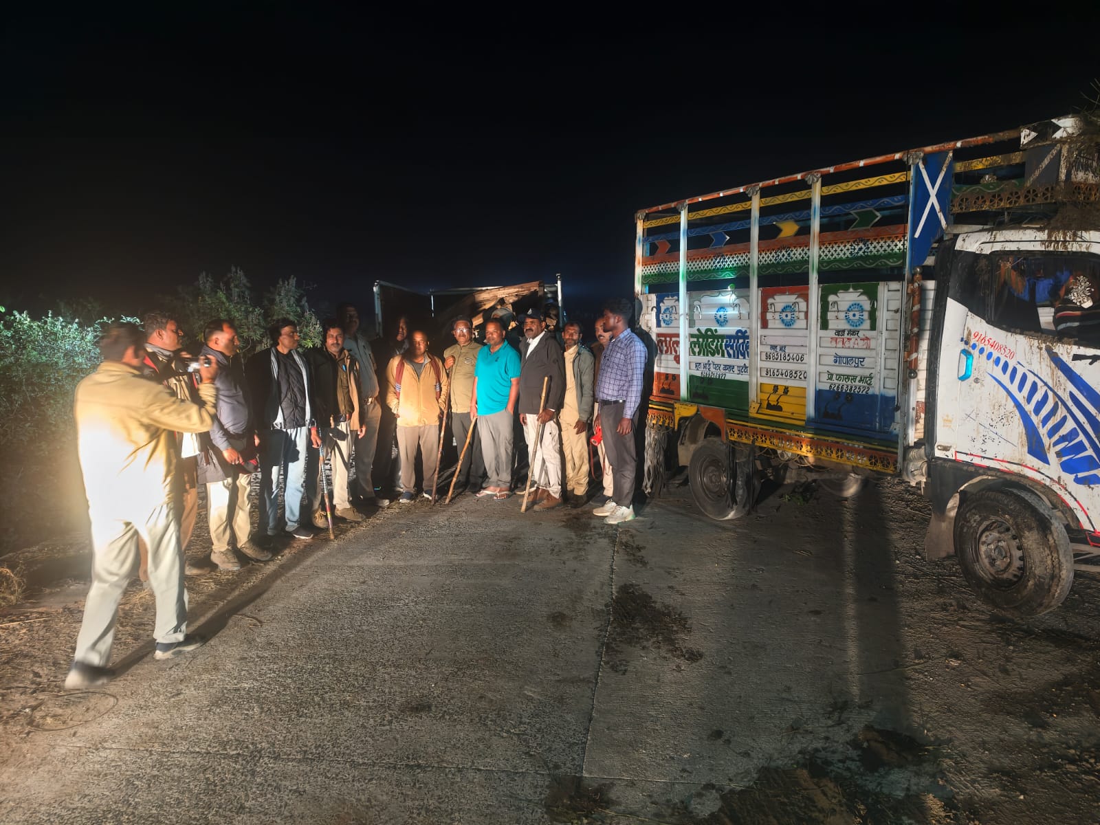 सागवान की अवैध सिल्ली (चिरान) का परिवहन करते हुए वाहन पकड़ posted by Sarvesh Chauhan from Rehti