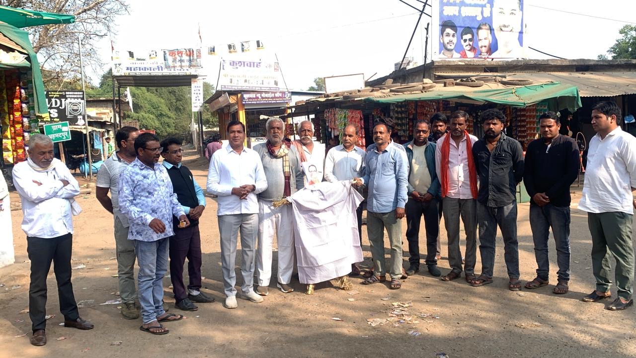 ट्रेड डील के विरोध में अहमदपुर ब्लॉक कांग्रेस का प्रदर्शन, केंद्रीय मंत्री शिवराज चौहान का फूँका पुतला