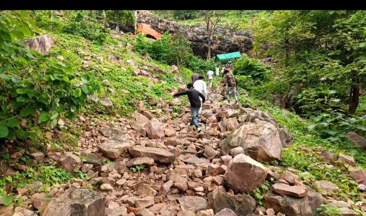 प्राकृति खुद करती है शिवलिंग पर जल अभिषेक 