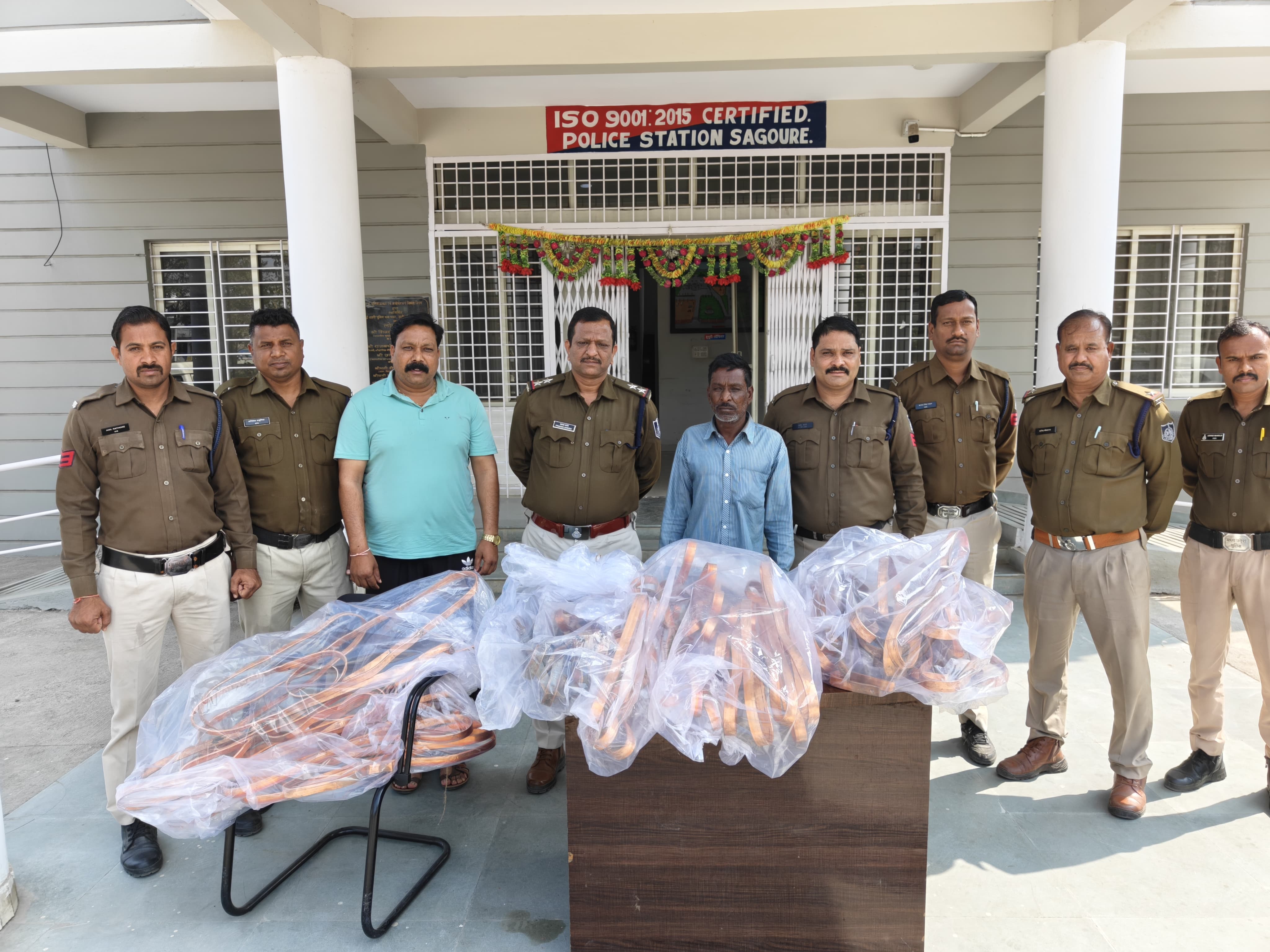 सागौर पुलिस ने तांबे के छड़ चोरी मामले में आरोपी को गिरफ्तार कर बड़ी सफलता हासिल की और ढाई लाख की राशि बरामद की posted by Amit Atulkar from Pithampur