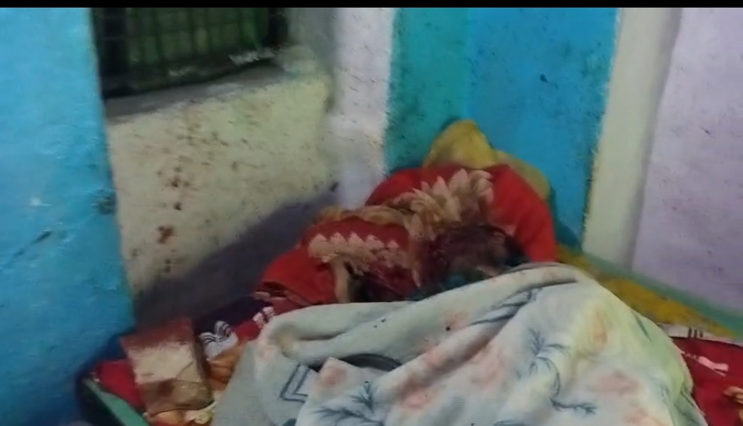 टीकमगढ़ में व्यक्ति का संदिग्ध हालत में मिला शव, सिर कुचला और दीवार पर मिले खून के निशान
