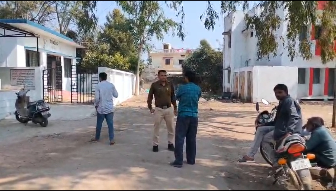 टीकमगढ़ में व्यक्ति का संदिग्ध हालत में मिला शव, सिर कुचला और दीवार पर मिले खून के निशान