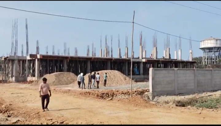 मालनपुर के वार्ड क्रमांक 9 में एमपीआईडीसी के माध्यम से एक शासकीय गर्ल्स हॉस्टल बन रहा है और इसमें भ्रष्टाचार चरम सीमा पर है।