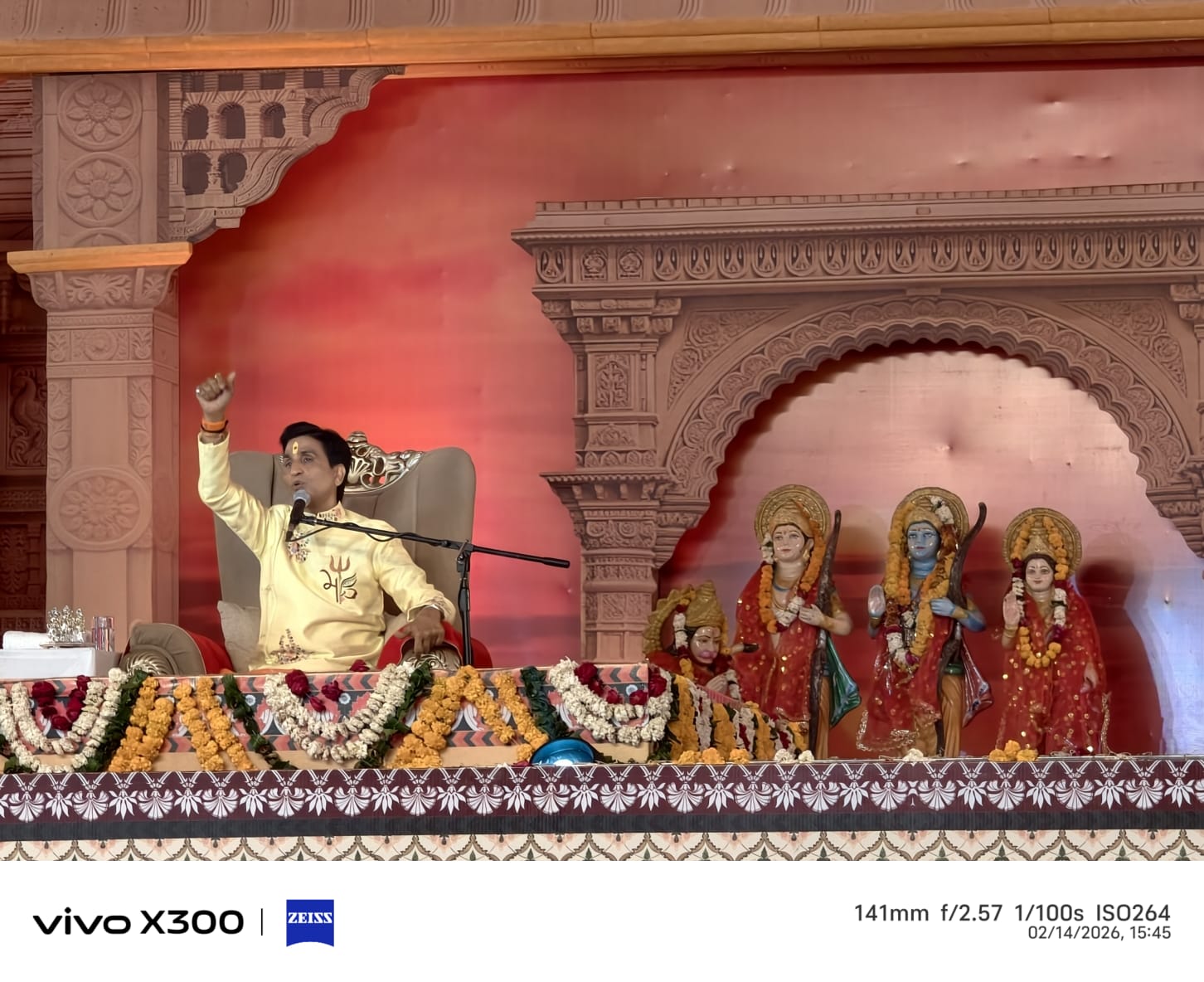 नवग्रह शक्तिपीठ प्राणप्रतिष्ठा महोत्सव के चौथे दिन विश्वविख्यात कवि और कथावाचक डॉ. कुमार विश्वास ने अपने-अपने राम” से शुभारंभ किया