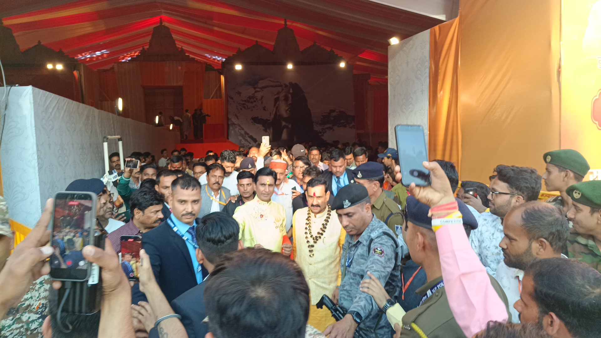 नवग्रह शक्तिपीठ प्राणप्रतिष्ठा महोत्सव के चौथे दिन विश्वविख्यात कवि और कथावाचक डॉ. कुमार विश्वास ने अपने-अपने राम” से शुभारंभ किया