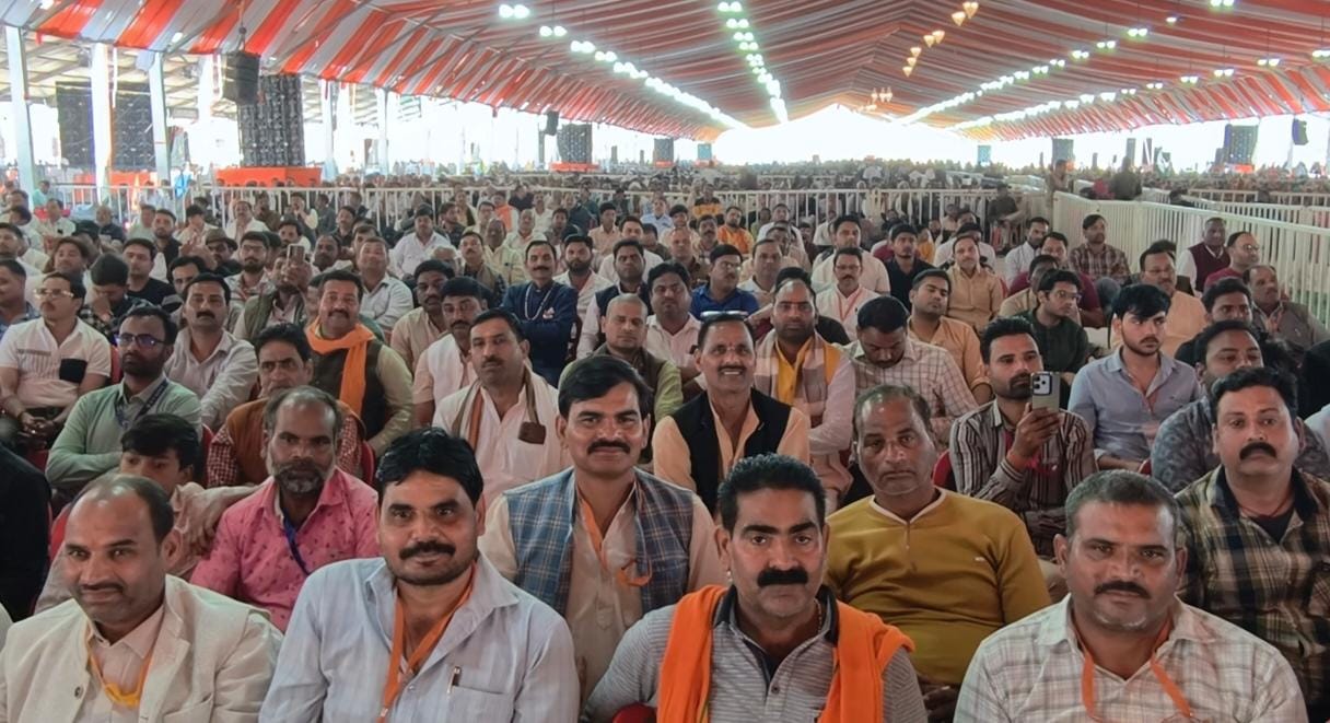 नवग्रह शक्तिपीठ प्राणप्रतिष्ठा महोत्सव के चौथे दिन विश्वविख्यात कवि और कथावाचक डॉ. कुमार विश्वास ने अपने-अपने राम” से शुभारंभ किया