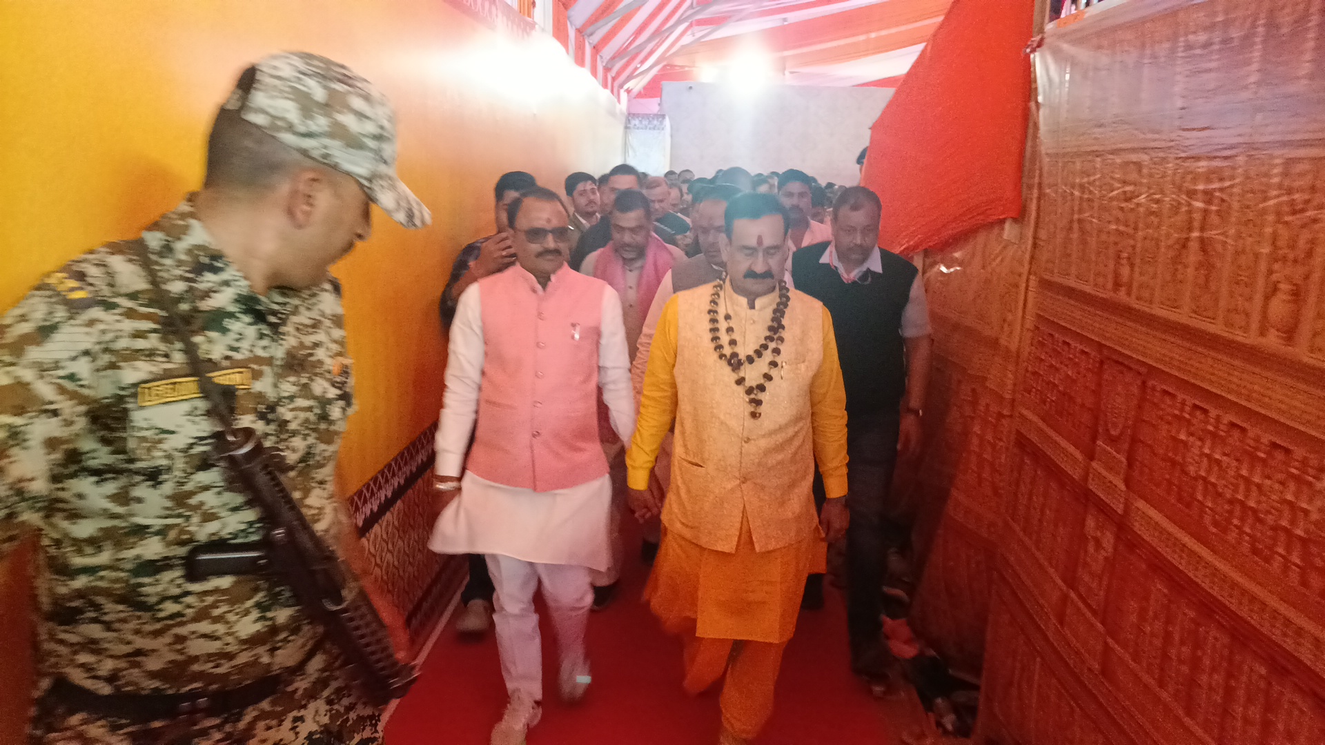 नवग्रह शक्तिपीठ प्राणप्रतिष्ठा महोत्सव के चौथे दिन विश्वविख्यात कवि और कथावाचक डॉ. कुमार विश्वास ने अपने-अपने राम” से शुभारंभ किया