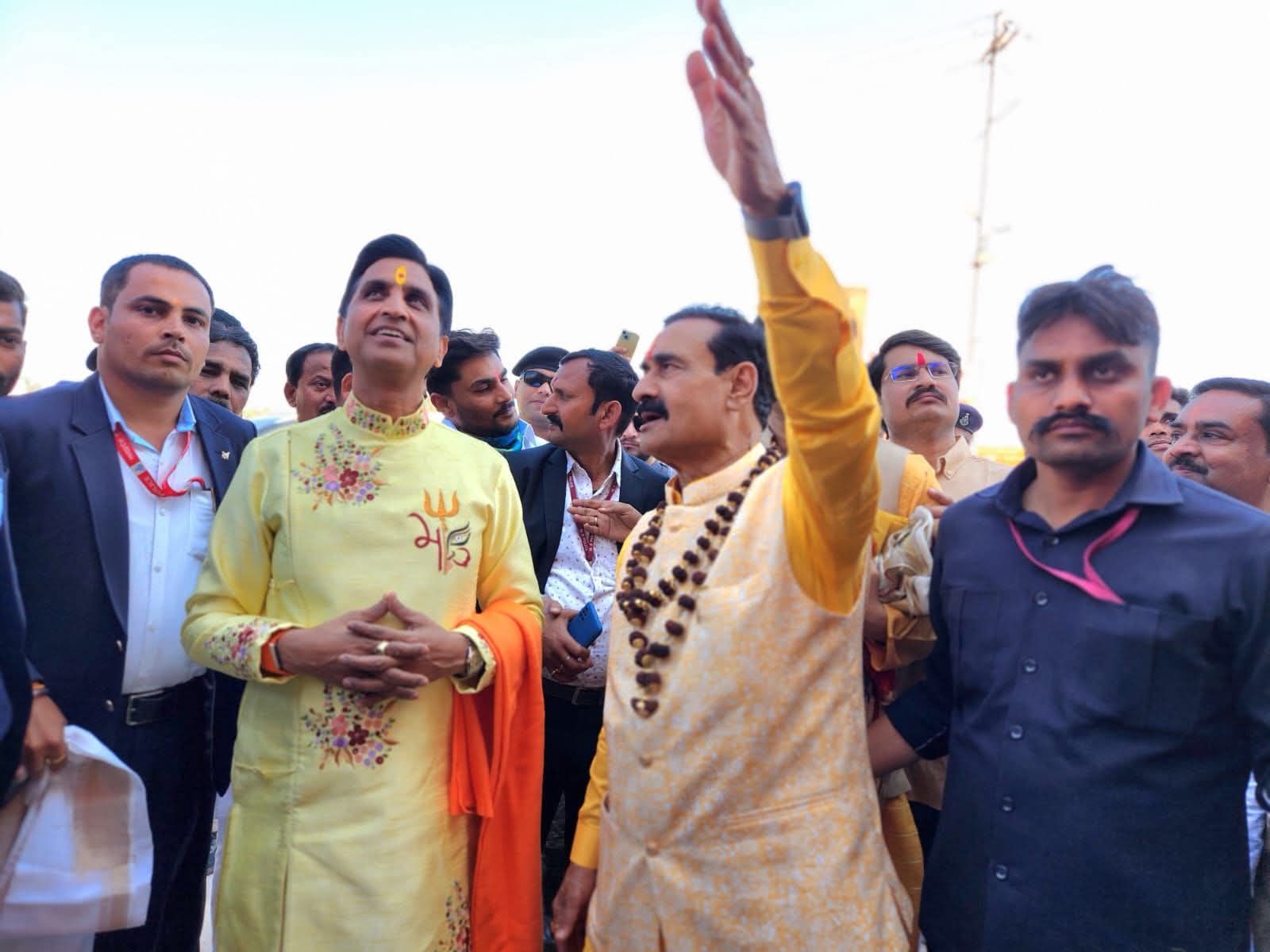 नवग्रह शक्तिपीठ प्राणप्रतिष्ठा महोत्सव के चौथे दिन विश्वविख्यात कवि और कथावाचक डॉ. कुमार विश्वास ने अपने-अपने राम” से शुभारंभ किया