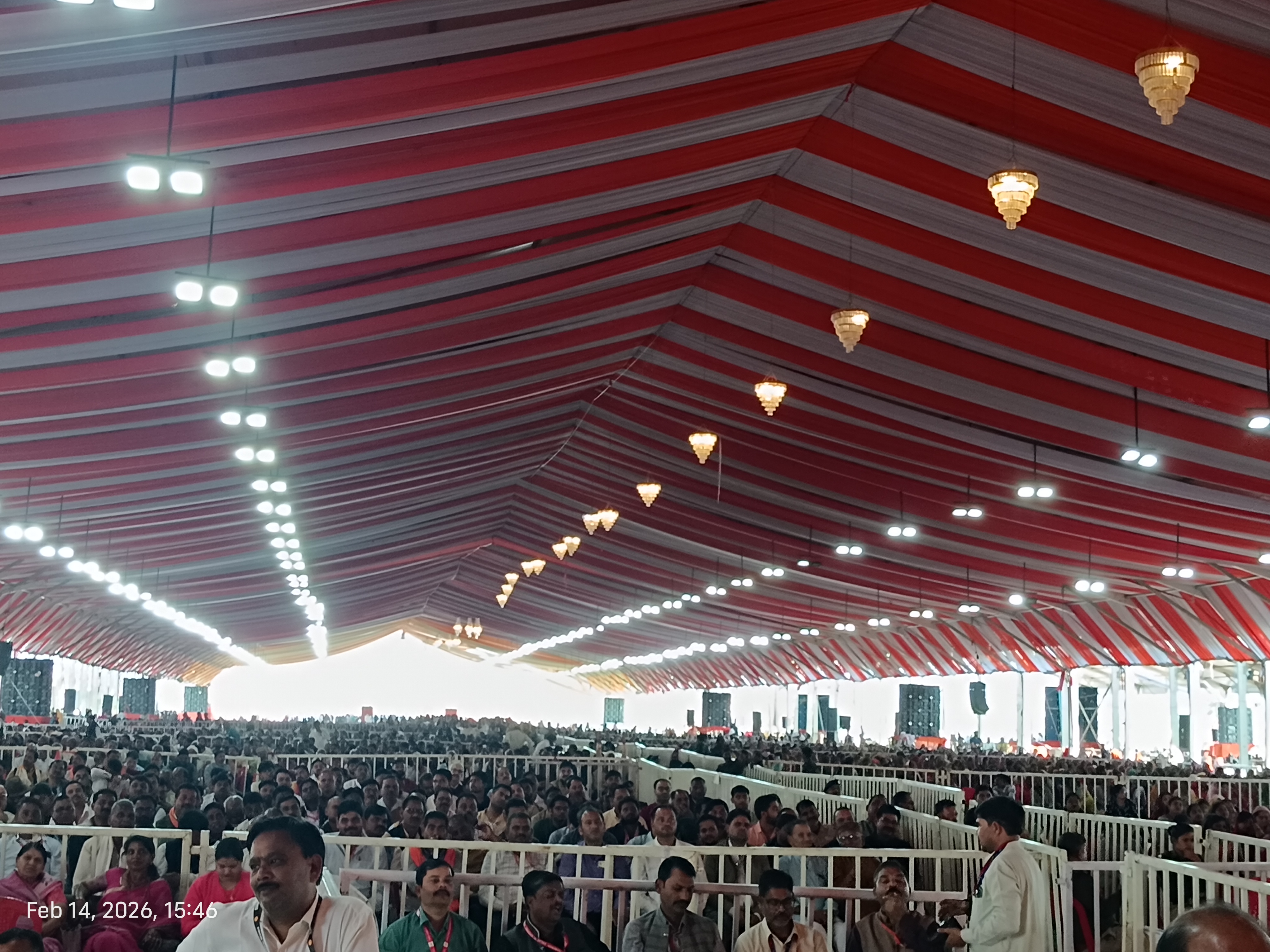 नवग्रह शक्तिपीठ प्राणप्रतिष्ठा महोत्सव के चौथे दिन विश्वविख्यात कवि और कथावाचक डॉ. कुमार विश्वास ने अपने-अपने राम” से शुभारंभ किया