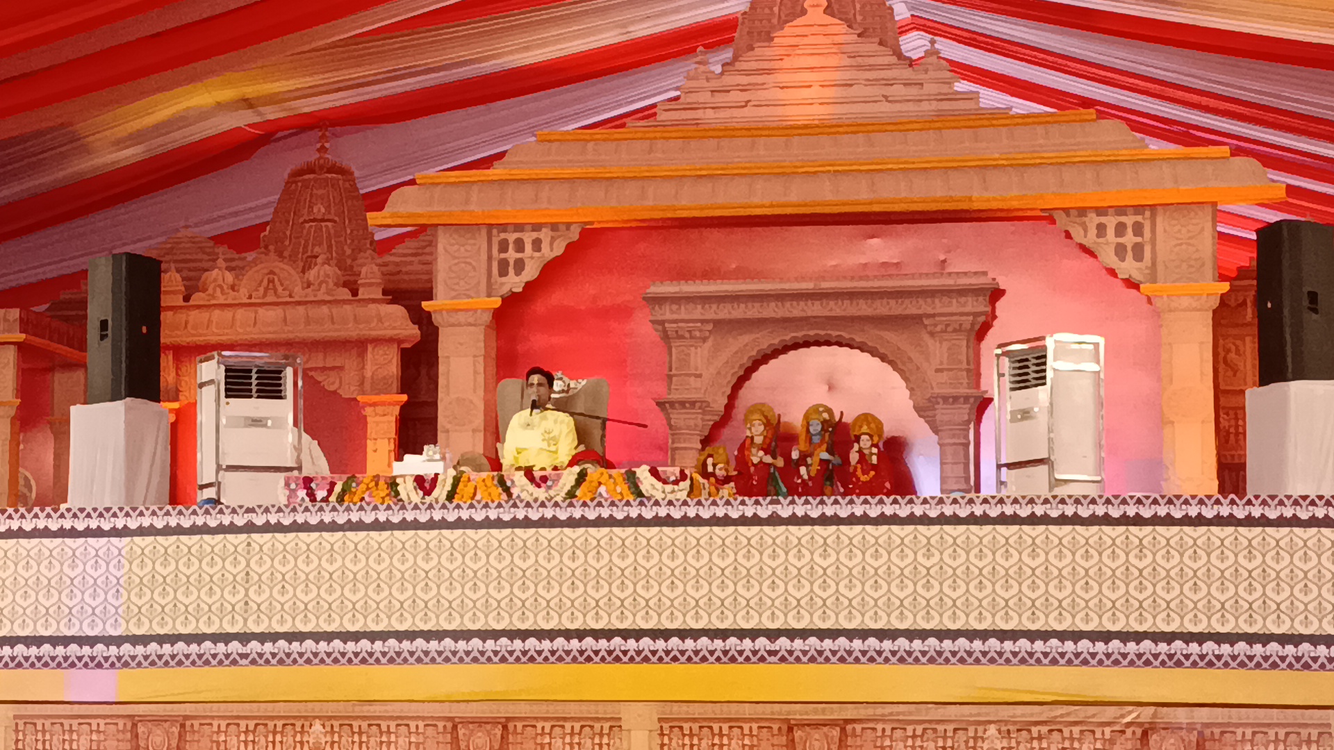 नवग्रह शक्तिपीठ प्राणप्रतिष्ठा महोत्सव के चौथे दिन विश्वविख्यात कवि और कथावाचक डॉ. कुमार विश्वास ने अपने-अपने राम” से शुभारंभ किया