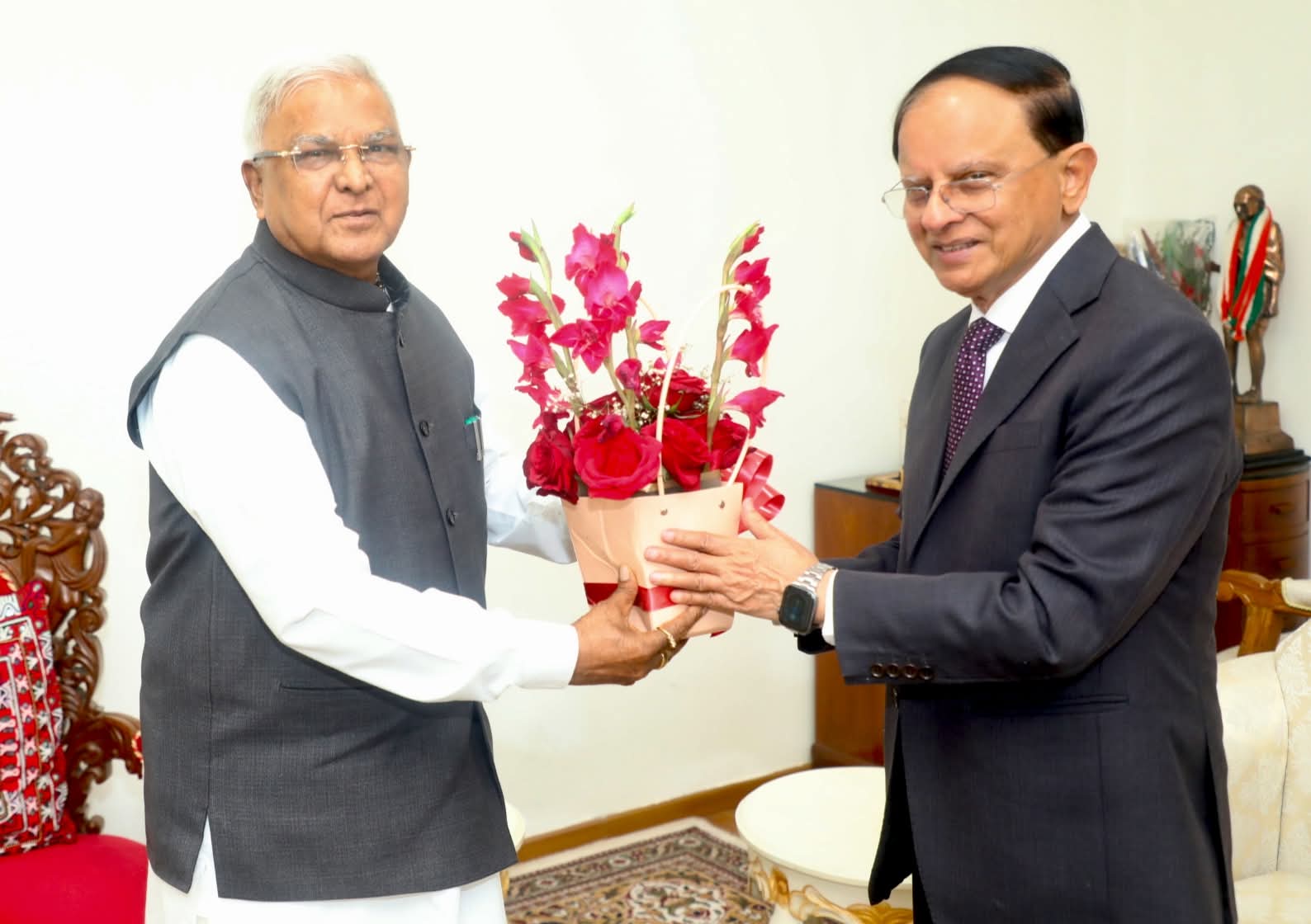 मध्यप्रदेश के राज्यपाल मंगूभाई पटेल की नरेंद्र मोदी के प्रमुख सचिव डॉ. पी के मिश्रा से लोक भवन में सौजन्य भेंट