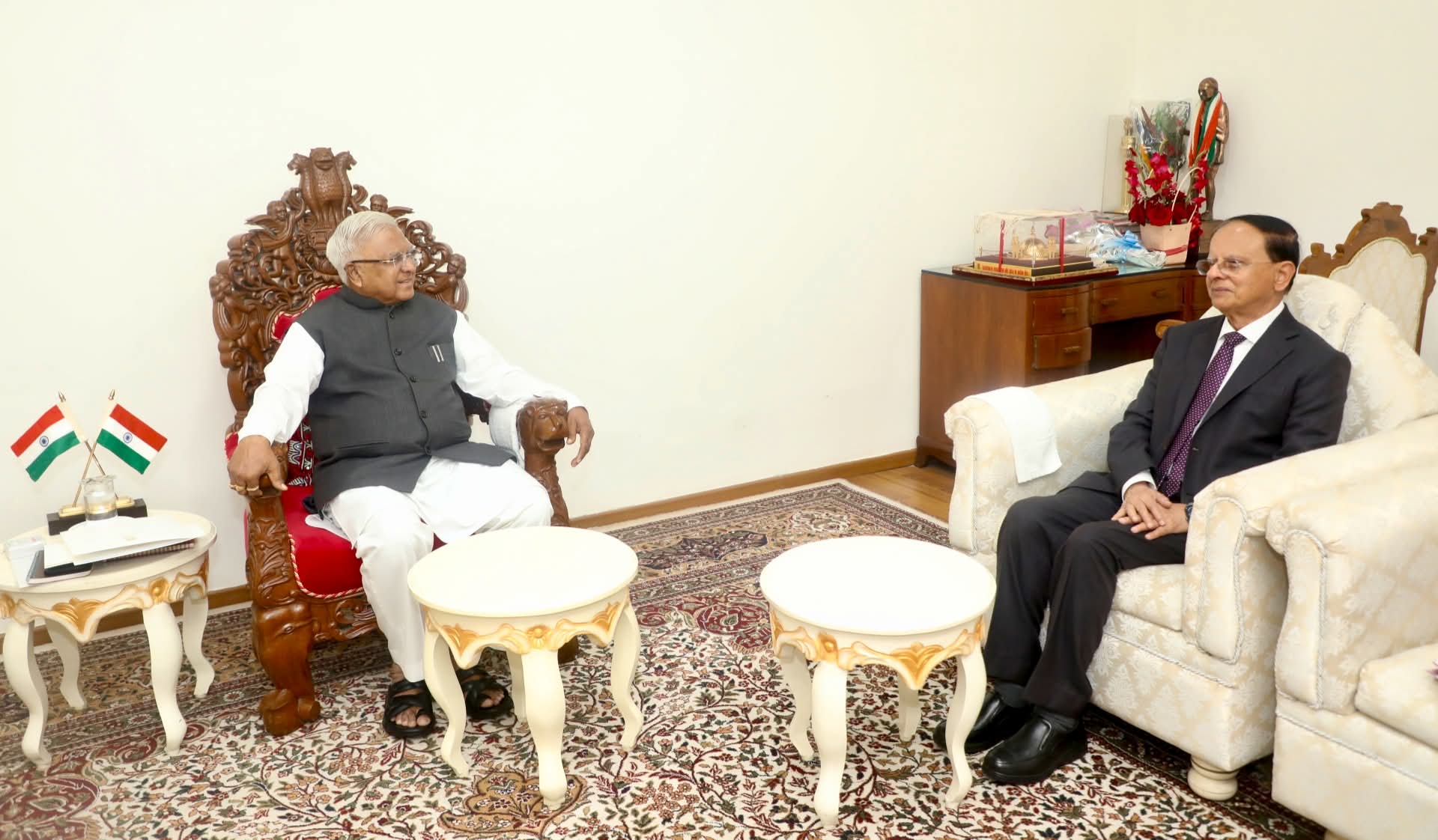 मध्यप्रदेश के राज्यपाल मंगूभाई पटेल की नरेंद्र मोदी के प्रमुख सचिव डॉ. पी के मिश्रा से लोक भवन में सौजन्य भेंट