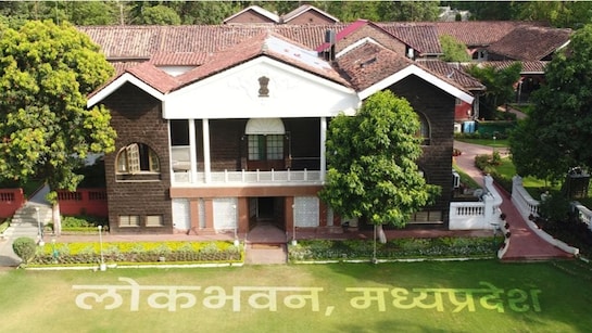 मध्यप्रदेश के राज्यपाल मंगूभाई पटेल की नरेंद्र मोदी के प्रमुख सचिव डॉ. पी के मिश्रा से लोक भवन में सौजन्य भेंट