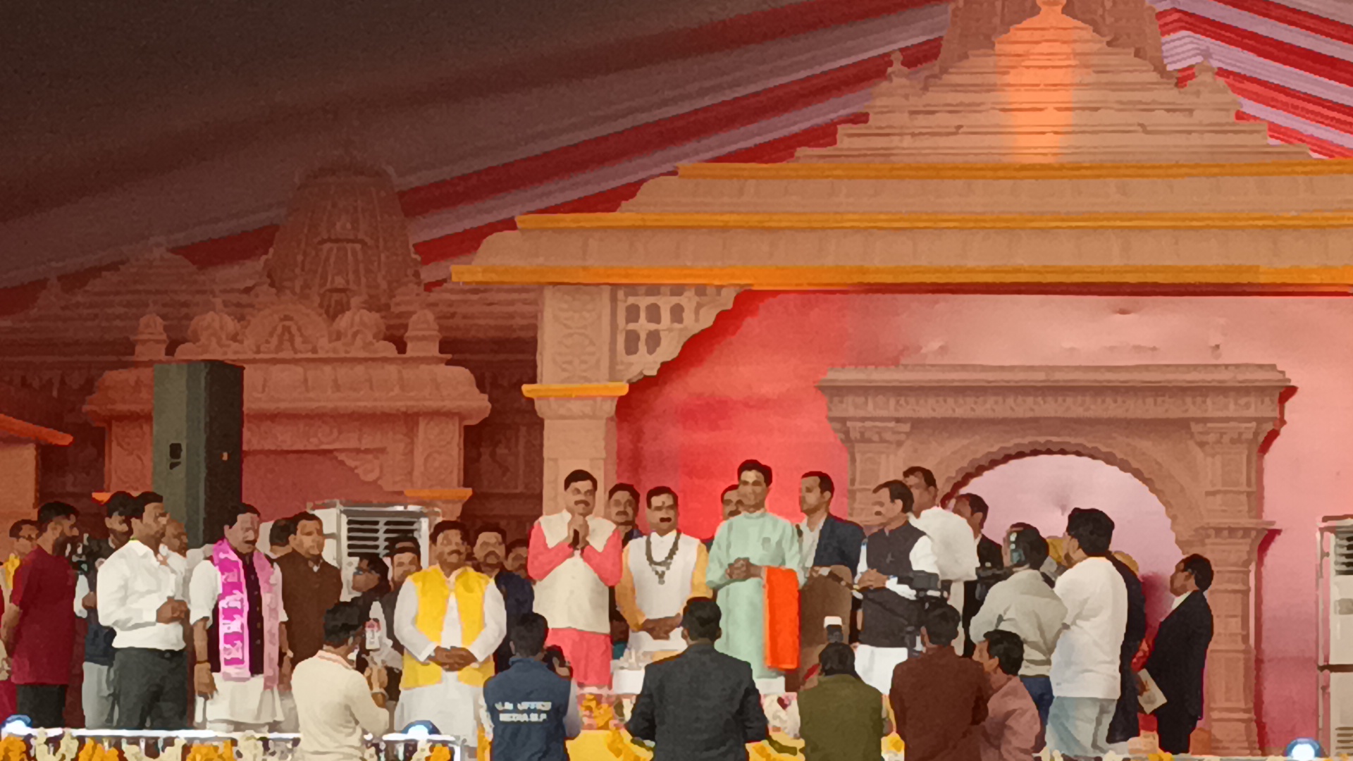  डबरा स्थित नवग्रह शक्तिपीठ प्राण प्रतिष्ठा महोत्सव के पांचवें दिवस पर विशेष वातावरण देखने को मिला, मप्र के मुख्यमंत्री डॉ मोहन यादव का आगमन