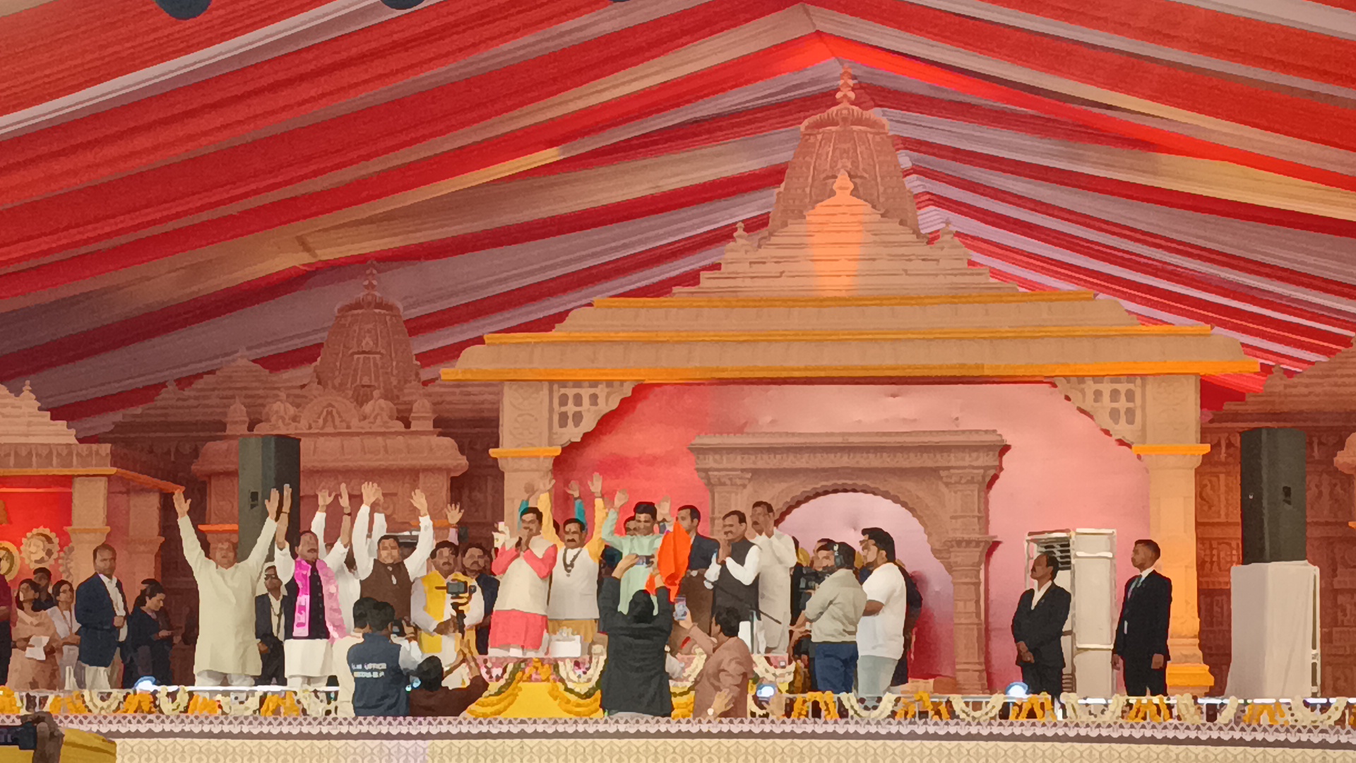  डबरा स्थित नवग्रह शक्तिपीठ प्राण प्रतिष्ठा महोत्सव के पांचवें दिवस पर विशेष वातावरण देखने को मिला, मप्र के मुख्यमंत्री डॉ मोहन यादव का आगमन