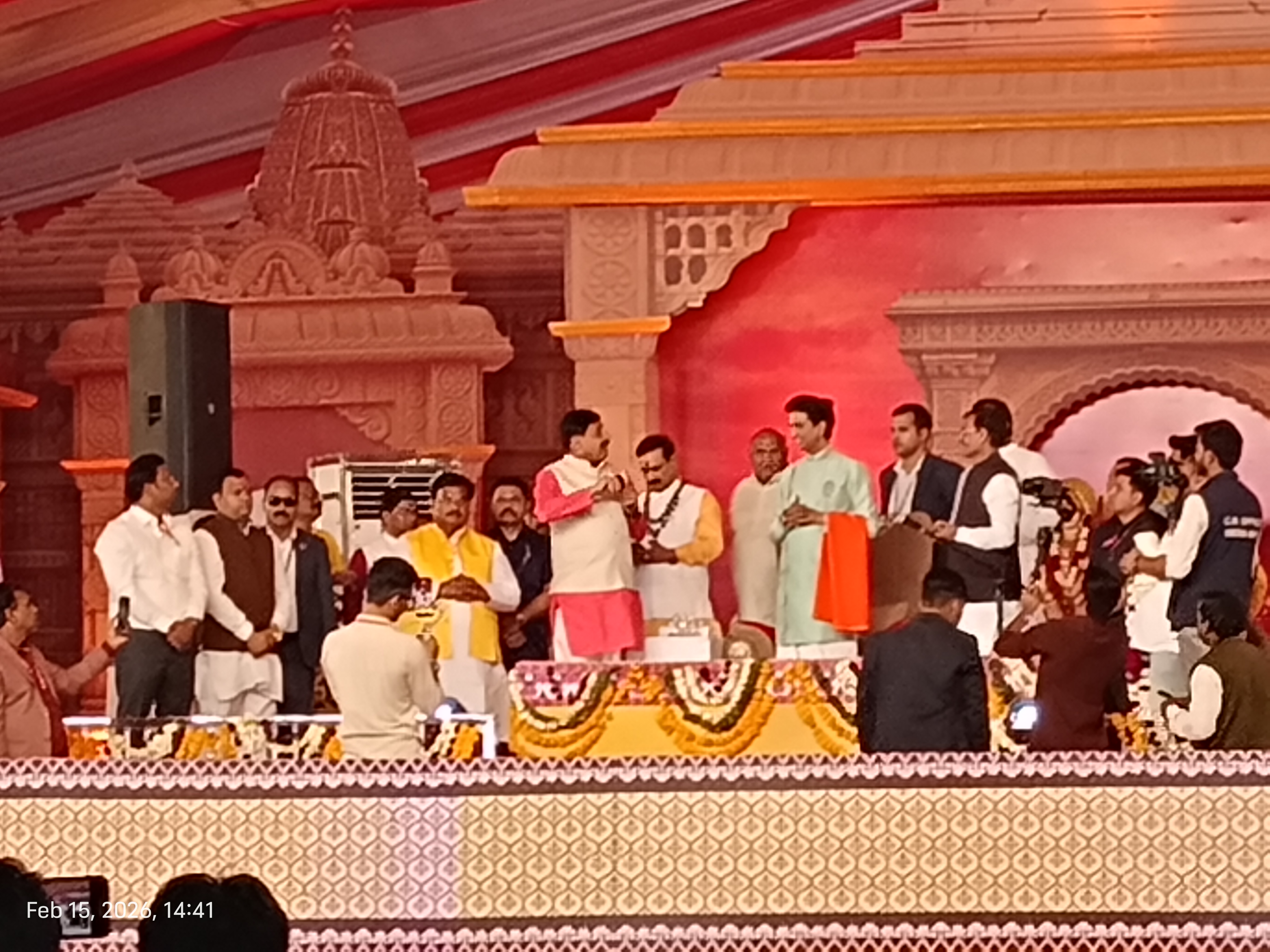  डबरा स्थित नवग्रह शक्तिपीठ प्राण प्रतिष्ठा महोत्सव के पांचवें दिवस पर विशेष वातावरण देखने को मिला, मप्र के मुख्यमंत्री डॉ मोहन यादव का आगमन