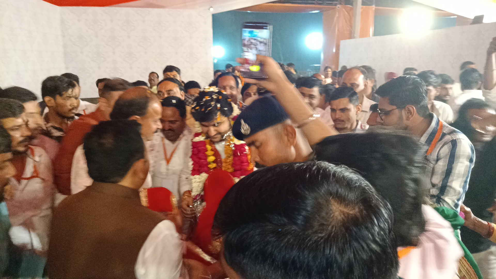  डबरा स्थित नवग्रह शक्तिपीठ प्राण प्रतिष्ठा महोत्सव के पांचवें दिवस पर विशेष वातावरण देखने को मिला, मप्र के मुख्यमंत्री डॉ मोहन यादव का आगमन