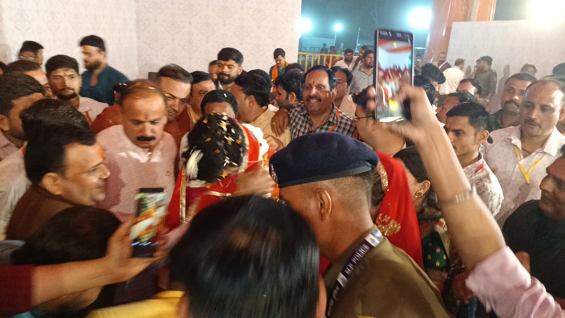  डबरा स्थित नवग्रह शक्तिपीठ प्राण प्रतिष्ठा महोत्सव के पांचवें दिवस पर विशेष वातावरण देखने को मिला, मप्र के मुख्यमंत्री डॉ मोहन यादव का आगमन