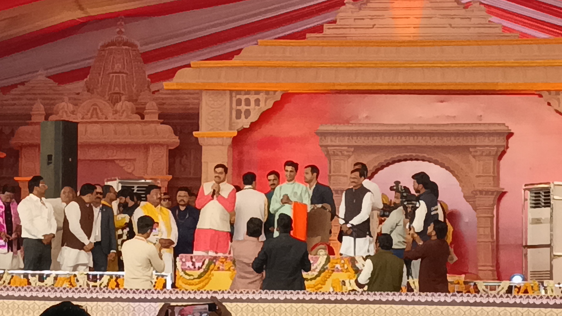  डबरा स्थित नवग्रह शक्तिपीठ प्राण प्रतिष्ठा महोत्सव के पांचवें दिवस पर विशेष वातावरण देखने को मिला, मप्र के मुख्यमंत्री डॉ मोहन यादव का आगमन