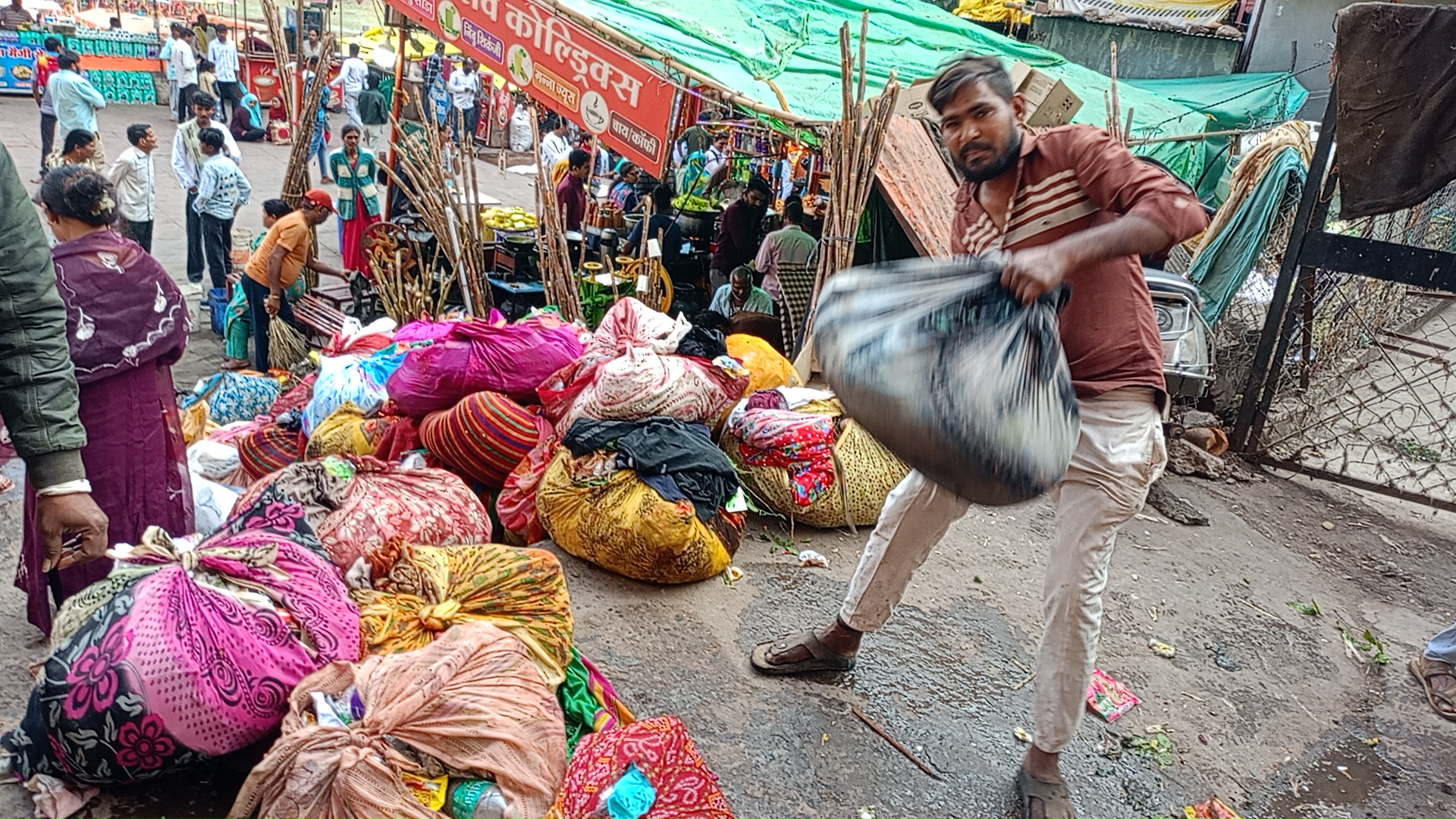 महाशिवरात्रि के बाद घाटों पर कचरे का अंबार, खुद मैदान में उतरीं सीएमओ — 3 घंटे चला स्वच्छता महाअभियान