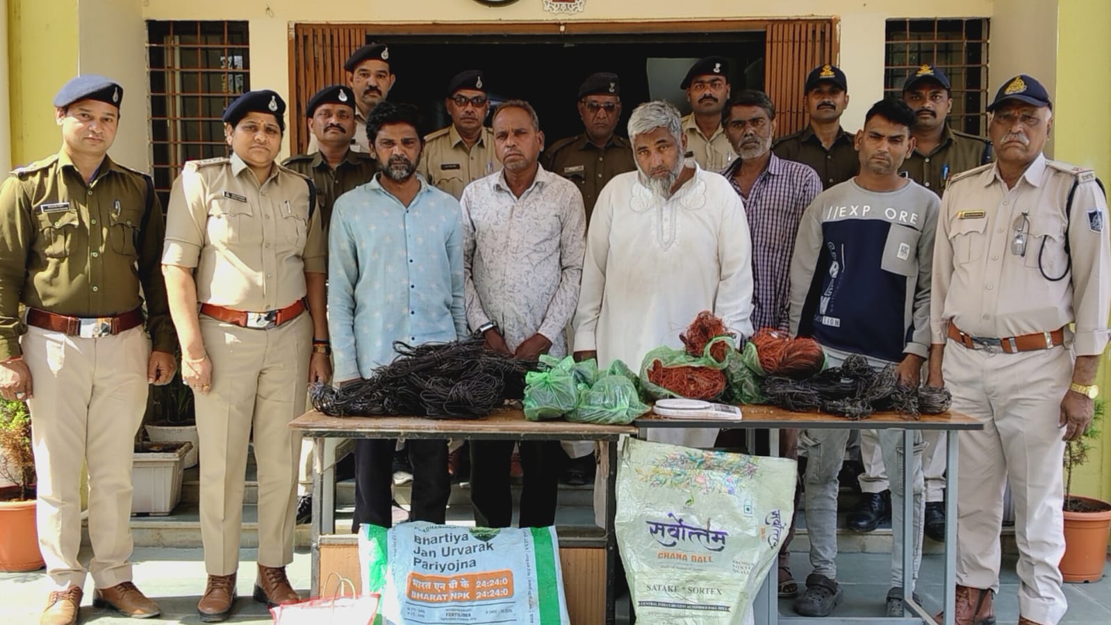 किसानों की सिंचाई पर डाका डालने वाले 7 शातिर चोर दबोचे, 5.15 लाख का माल जब्त।