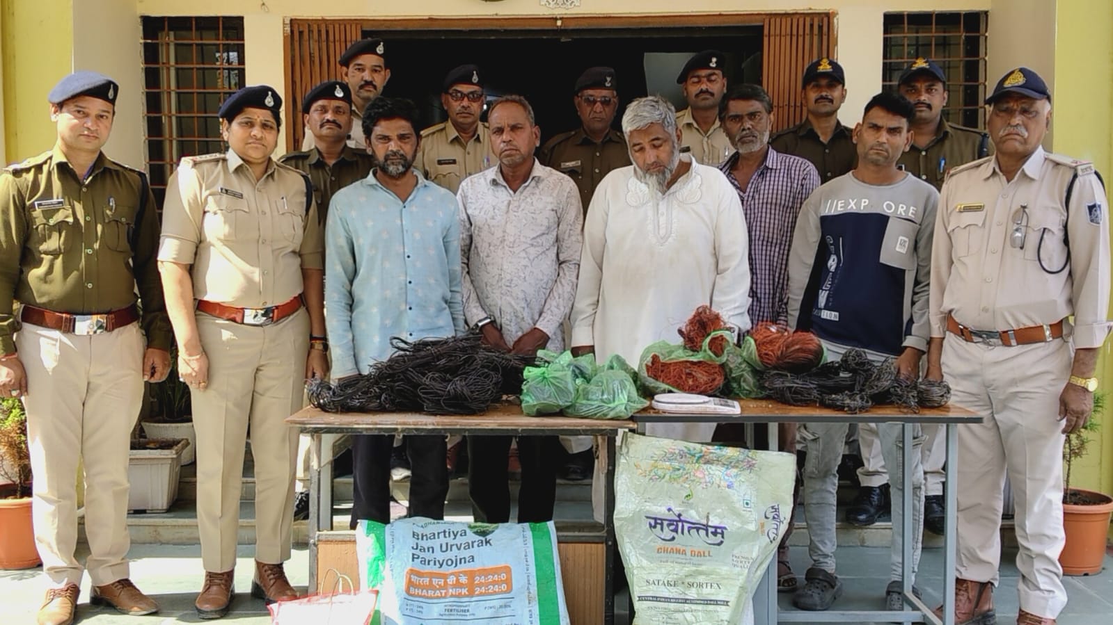 किसानों की सिंचाई पर डाका डालने वाले 7 शातिर चोर दबोचे, 5.15 लाख का माल जब्त।