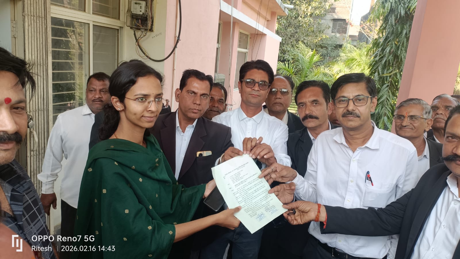 अधिवक्ता सुरक्षा कानून लागू करने की मांग को लेकर अधिवक्ता संघ ने ज्ञापन सोपा  posted by Sarvesh Chauhan from Rehti