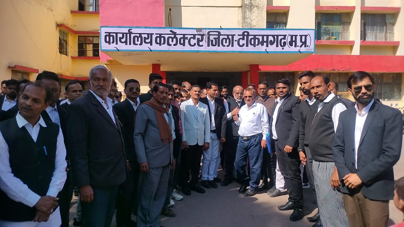 शिवपुरी में वकील की हत्या का टीकमगढ़ में विरोध प्रदर्शन  posted by Rajesh Kumar Yadav from Tikamgarh