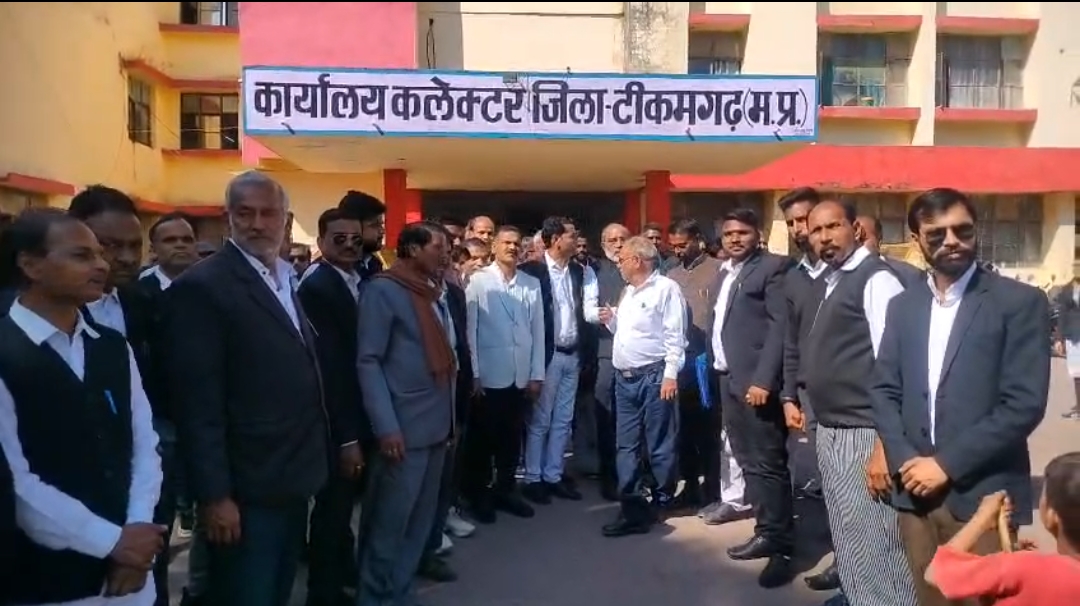 शिवपुरी में वकील की हत्या का टीकमगढ़ में विरोध प्रदर्शन 