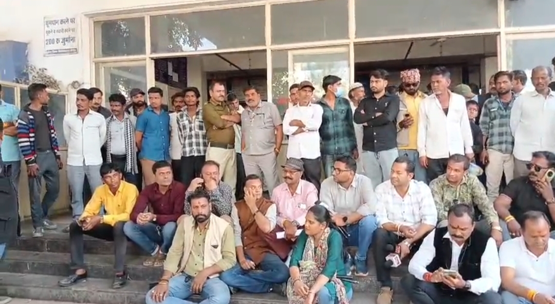 जिला अस्पताल में महिला मरीज के साथ क्रूरता का मामला पत्रकारों का धरना मानवता शर्मसार अस्पताल प्रशासन पर सवाल पत्रकारों ने की नारेबाजी