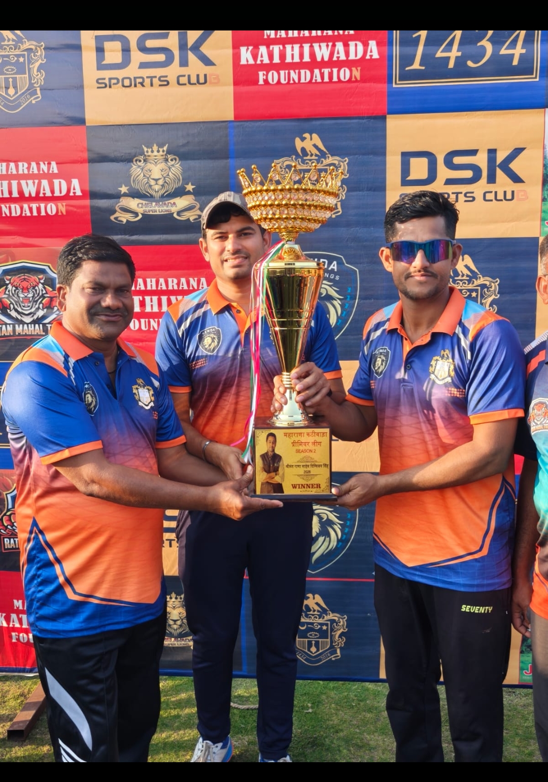 महाराणा  कट्ठीवाडा  प्रीमियर लीग का धमाकेदार समापन, केवड़ा रॉयल किंग्स बनी विजेता लांग लाइफ ईगल बनी उपविजेता, समर्थकों की आतिशबाजी से posted by Premprakash Gupta from Alirajpur