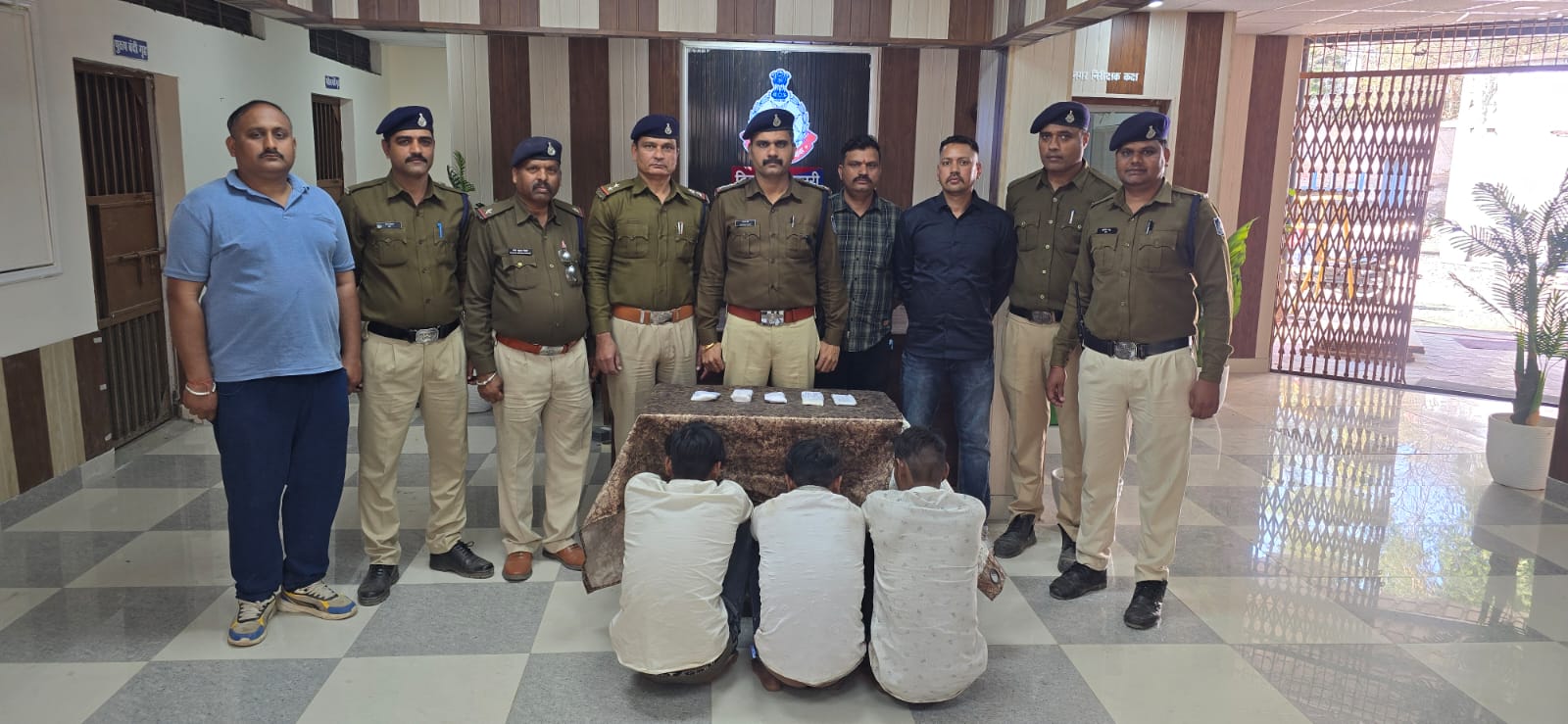 नरसिंहपुर पुलिस की बड़ी कार्रवाई अवैध नशे के खिलाफ सफलता मिली पुलिस ने नशे के खिलाफ अभियान चलाकर कई गिरफ्तारियां कीं posted by Chandrasekhar Malviya from Narsinghpur