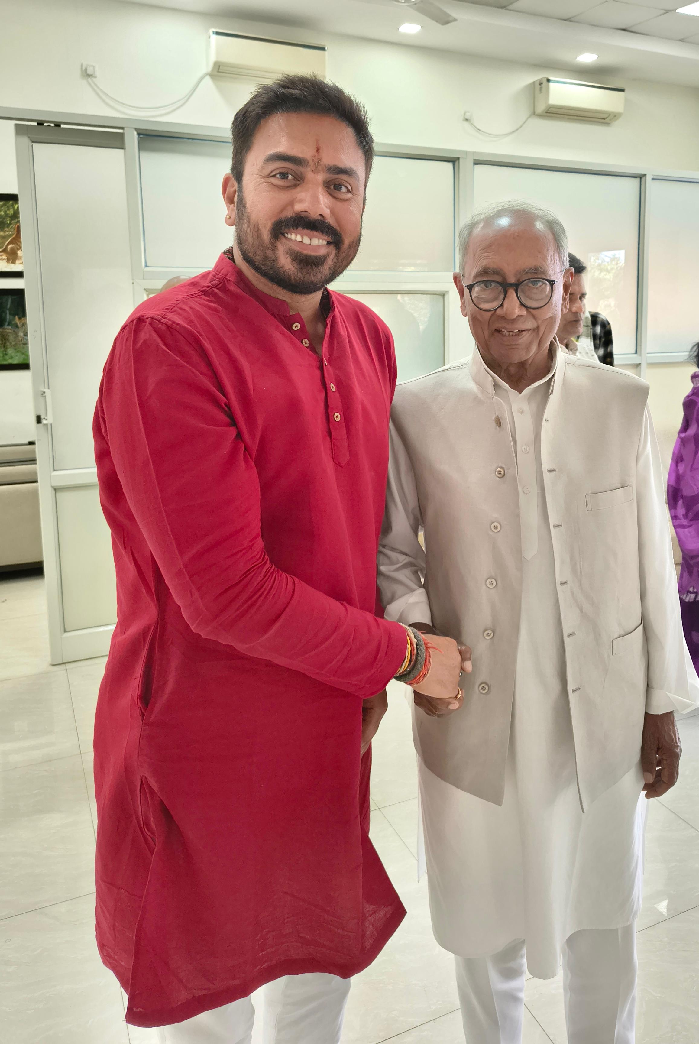 जब हुआ दो नर्मदा भक्तों का भावात्मक मिलन  posted by Sarvesh Chauhan from Rehti