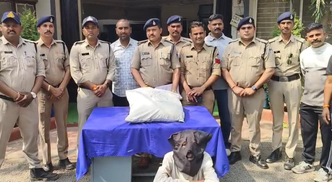 ओंकारेश्वर- सनावद बाईपास पर खरगौन पुलिस ने गांजा तस्कर पकड़ा  , भोगांवा निवासी आरोपी से 2 लाख रुपए से अधिक कीमत का 4 किलो गांजा जप्त