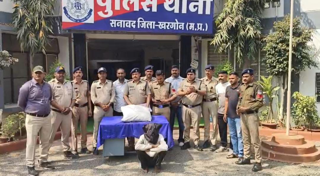 ओंकारेश्वर- सनावद बाईपास पर खरगौन पुलिस ने गांजा तस्कर पकड़ा  , भोगांवा निवासी आरोपी से 2 लाख रुपए से अधिक कीमत का 4 किलो गांजा जप्त