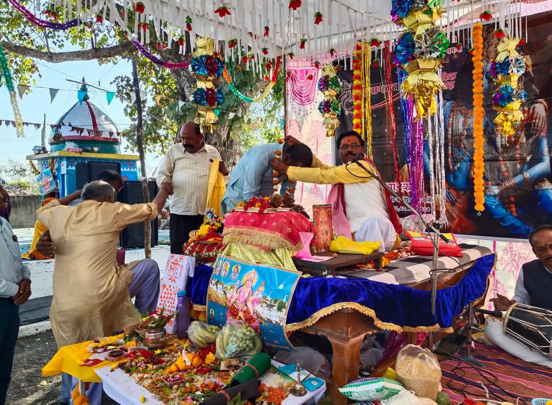 बघवारा में नर्मदा महापुराण कथा की अमृत वर्षा: पंडित राजकुमार शास्त्री के भजनों पर झूमे श्रद्धालु