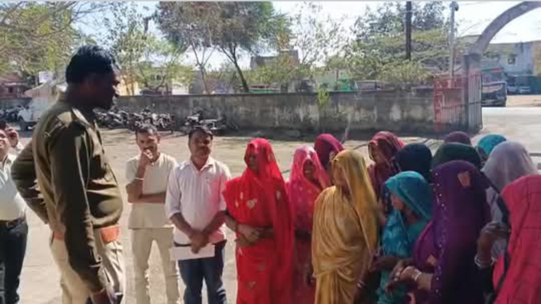 अवैध शराब के खिलाफ महिलाओं का हल्लाबोल: झमरा (थावरी) की महिलाओं ने देवरी थाने में सौंपा ज्ञापन