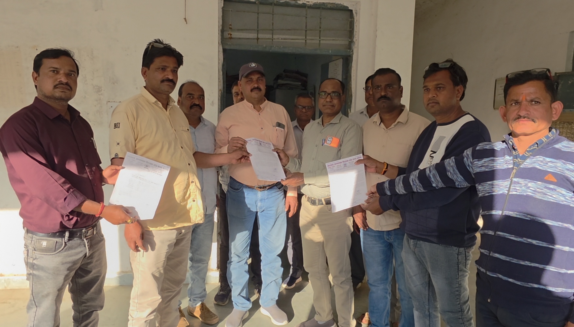 पृथ्वीपुर के विकासखंड शिक्षा कार्यालय में पदस्थ लेखपाल रविंद्र तोमर के खिलाफ शिक्षकों में खोला मोर्चा,,, पैसे लेनदेन के लगाया आरोप,, posted by Hemant Verma from Prithvipur