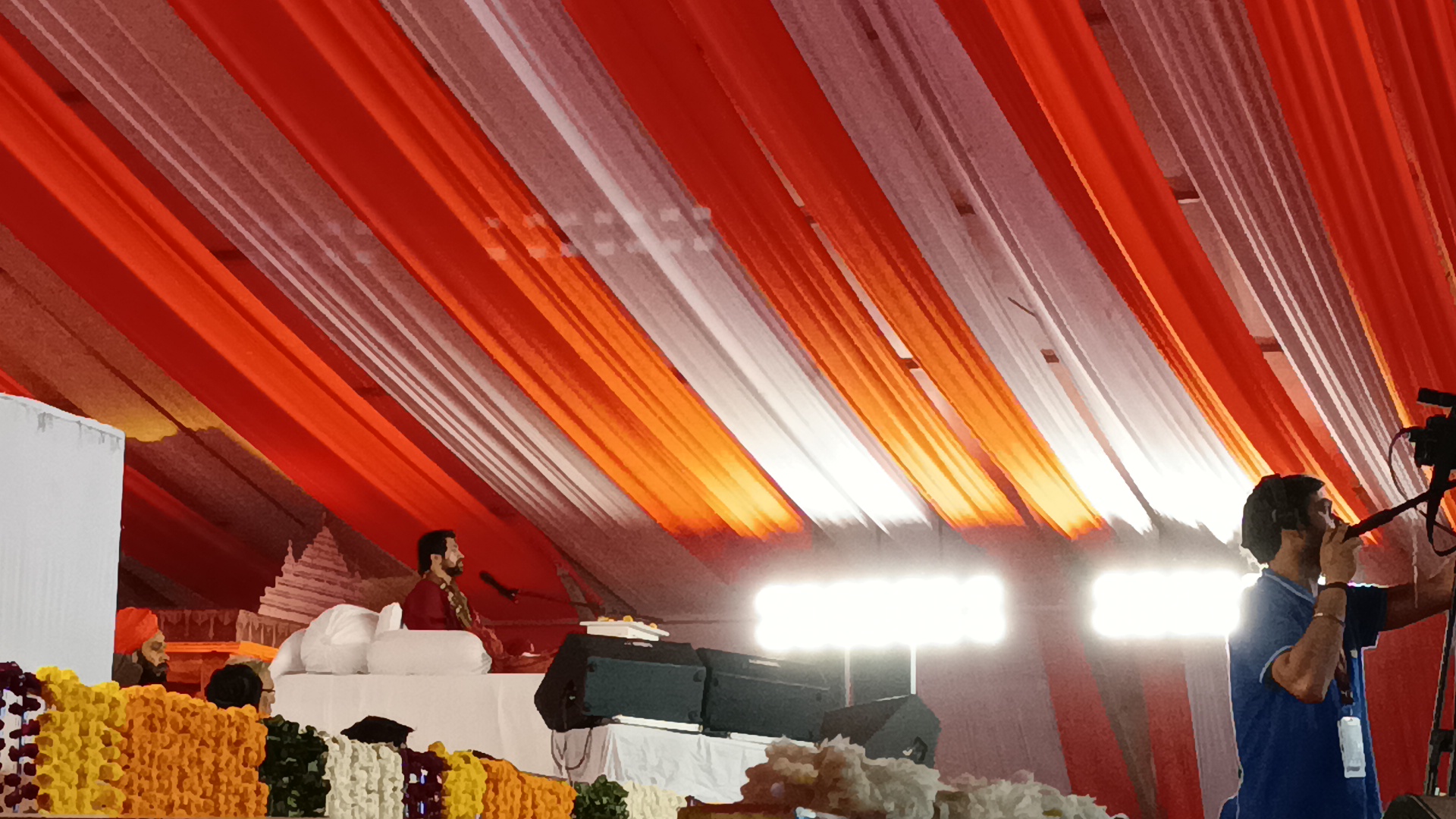 डबरा में आयोजित नवग्रह शक्तिपीठ प्राण प्रतिष्ठा महोत्सव के सातवें दिन प्रसिद्ध कथावाचक धीरेंद्र कृष्ण शास्त्री की पावन हनुमंत कथा का शुभारंभ