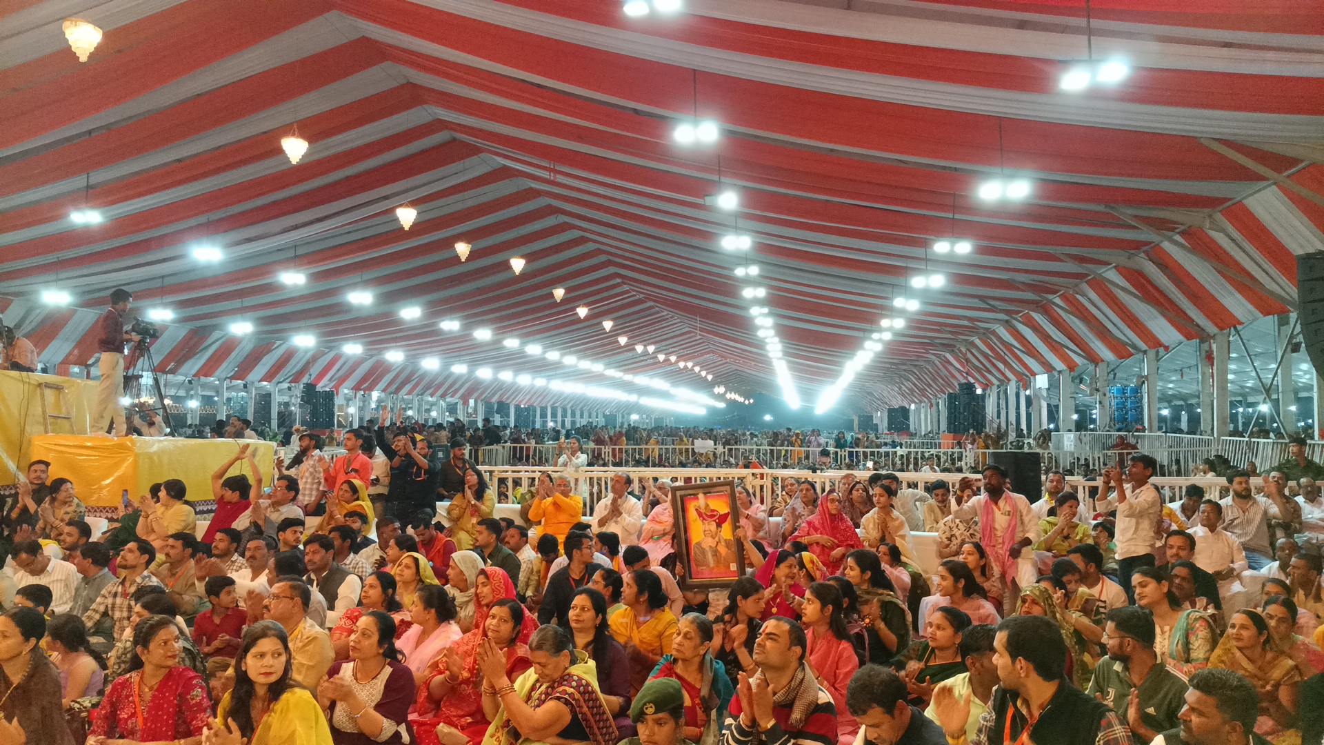 डबरा में आयोजित नवग्रह शक्तिपीठ प्राण प्रतिष्ठा महोत्सव के सातवें दिन प्रसिद्ध कथावाचक धीरेंद्र कृष्ण शास्त्री की पावन हनुमंत कथा का शुभारंभ