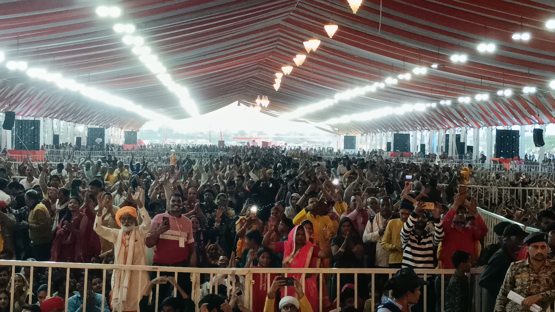 डबरा में आयोजित नवग्रह शक्तिपीठ प्राण प्रतिष्ठा महोत्सव के सातवें दिन प्रसिद्ध कथावाचक धीरेंद्र कृष्ण शास्त्री की पावन हनुमंत कथा का शुभारंभ