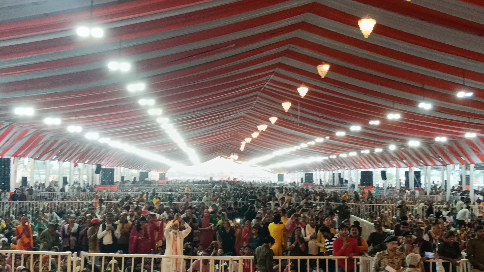 डबरा में आयोजित नवग्रह शक्तिपीठ प्राण प्रतिष्ठा महोत्सव के सातवें दिन प्रसिद्ध कथावाचक धीरेंद्र कृष्ण शास्त्री की पावन हनुमंत कथा का शुभारंभ