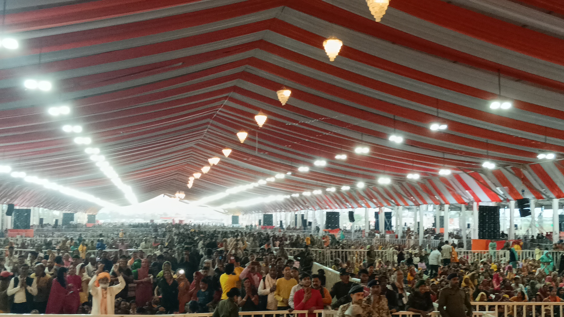 डबरा में आयोजित नवग्रह शक्तिपीठ प्राण प्रतिष्ठा महोत्सव के सातवें दिन प्रसिद्ध कथावाचक धीरेंद्र कृष्ण शास्त्री की पावन हनुमंत कथा का शुभारंभ
